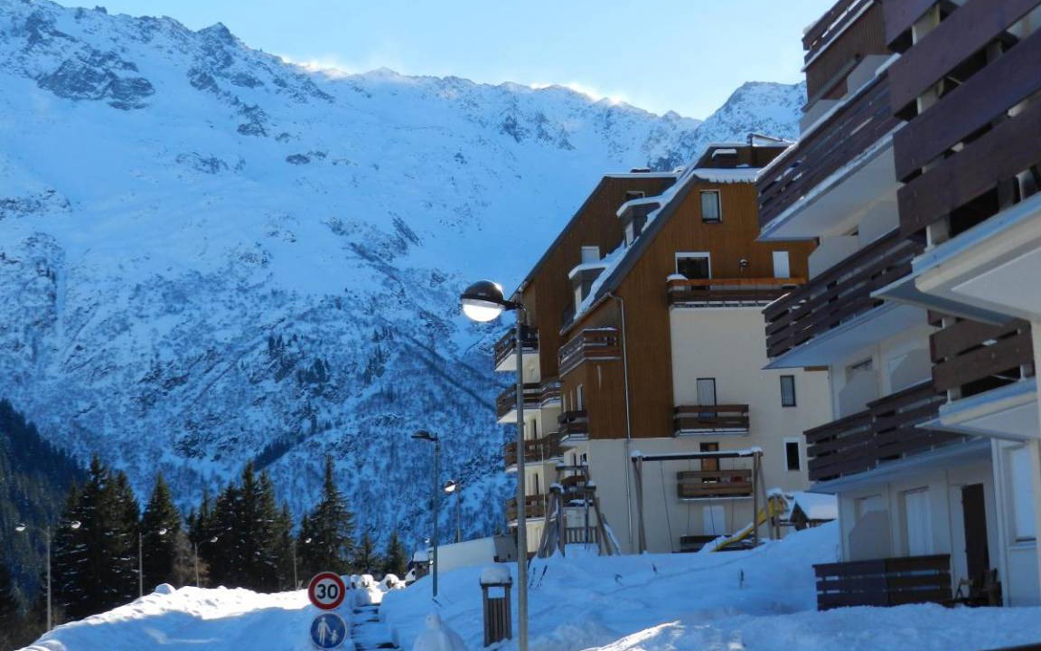 Le Pleynet Apartment | 100m from ski slopes, view valley/ski slopes, parking, tv, ski locker, 18m², Les 7 Laux