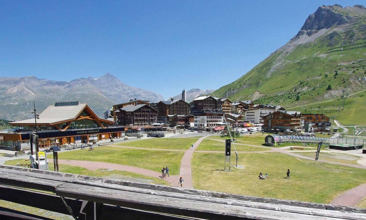 Tignes le Lac Apartment | 10m from resort center, 3rd floor, view mountain, balcony, tv, ski locker, 26m², Tignes