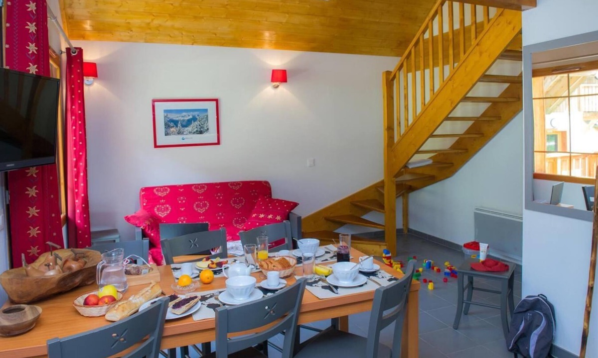 Saint-Colomban-des-Villards Apartment | 150m from resort center, swimming pool, sauna, tv, 60m², Saint Colomban des Villards