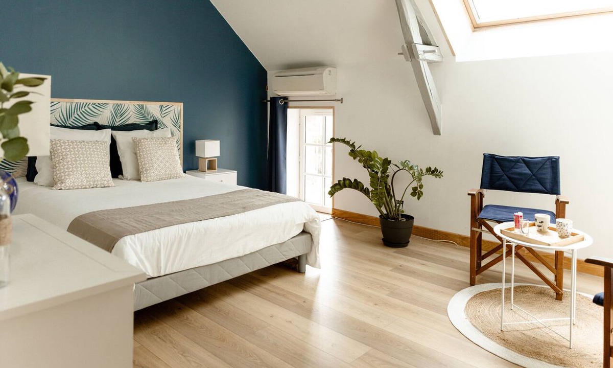 Chammes House | 1st floor bedroom - garden view