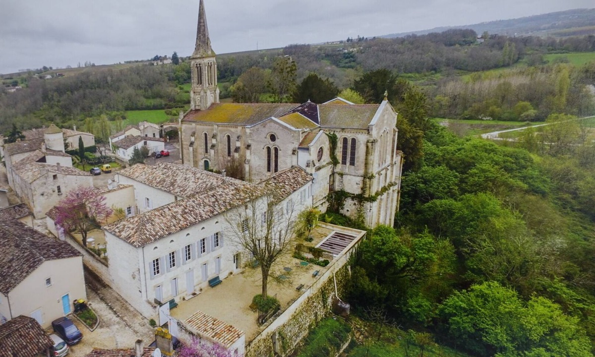 Gensac Apartment | 2 bedroom 2 bathroom apartment in an ancient convent built about 1400.