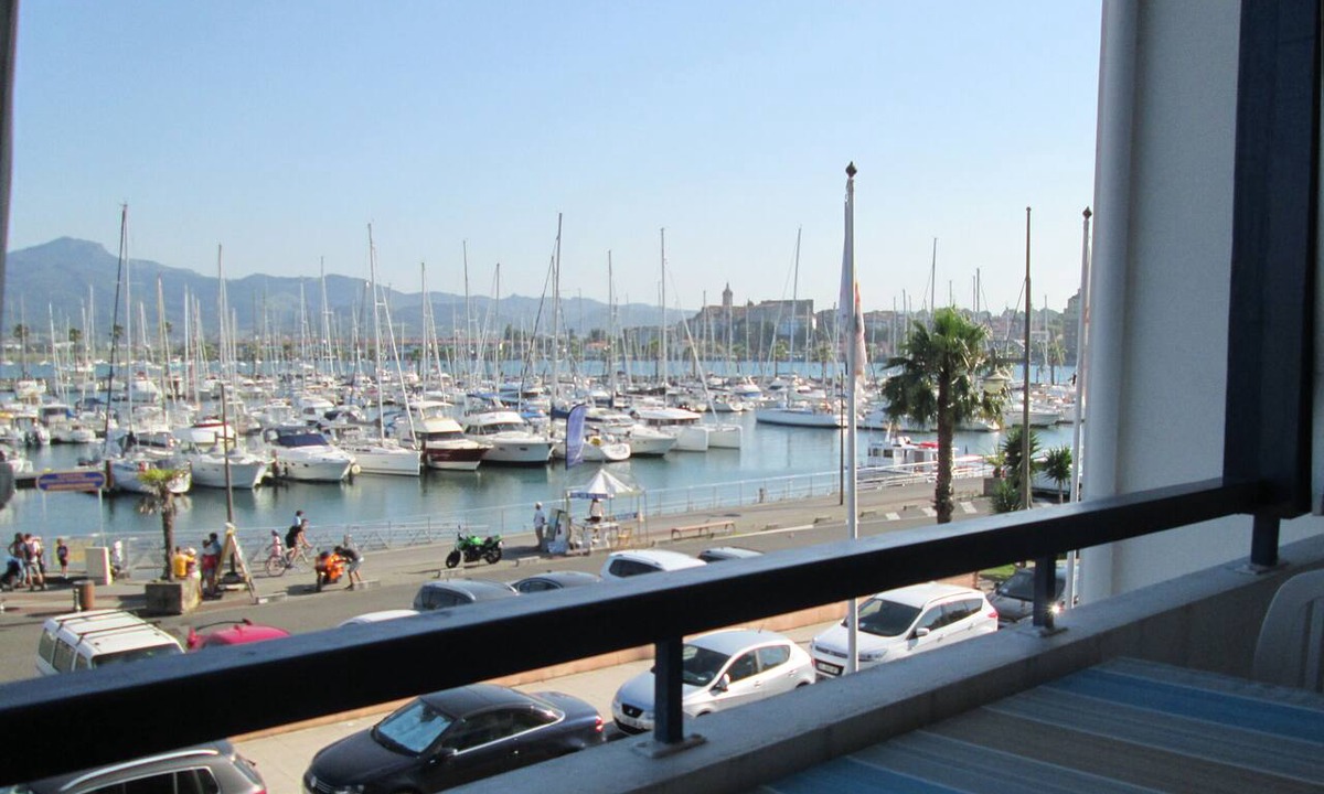 Hendaye Apartment | 2-Bedroom Apartment with Air Conditioning, Harbor View, Pool, Covered Parking, Beach 100 m Away, Spain 10 Minutes Away, Wi-Fi