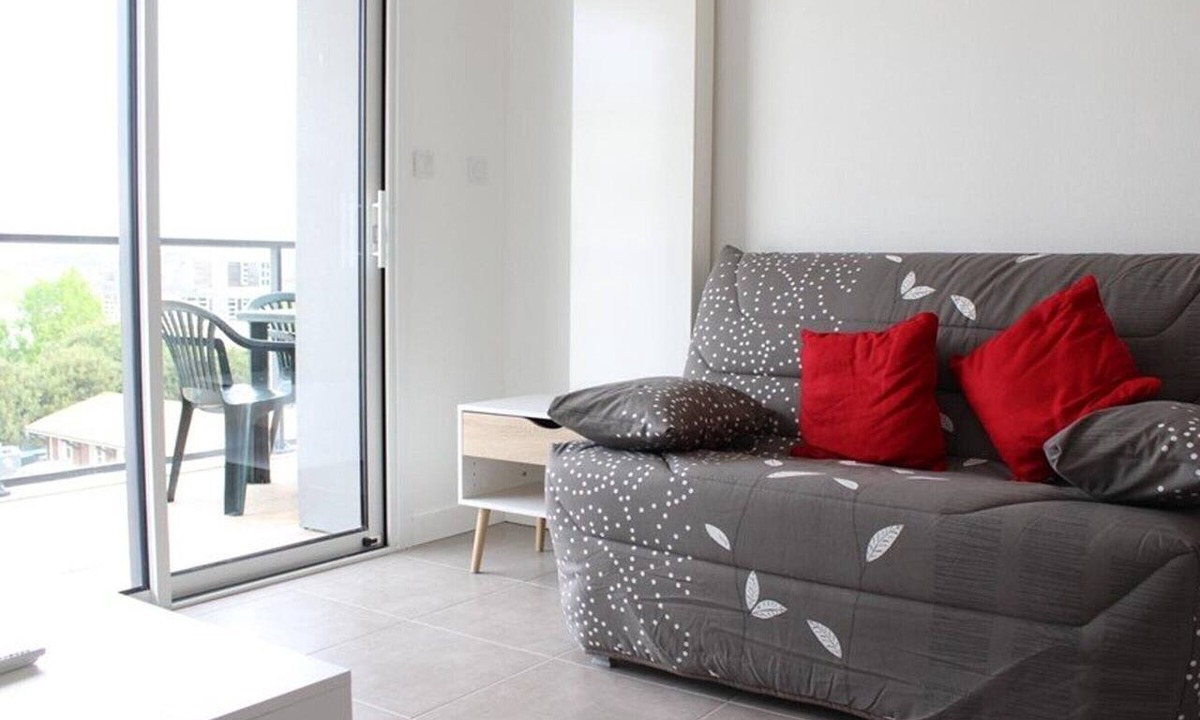 La Rochelle Apartment | 2-Bedroom Apt with Balcony La Rochelle