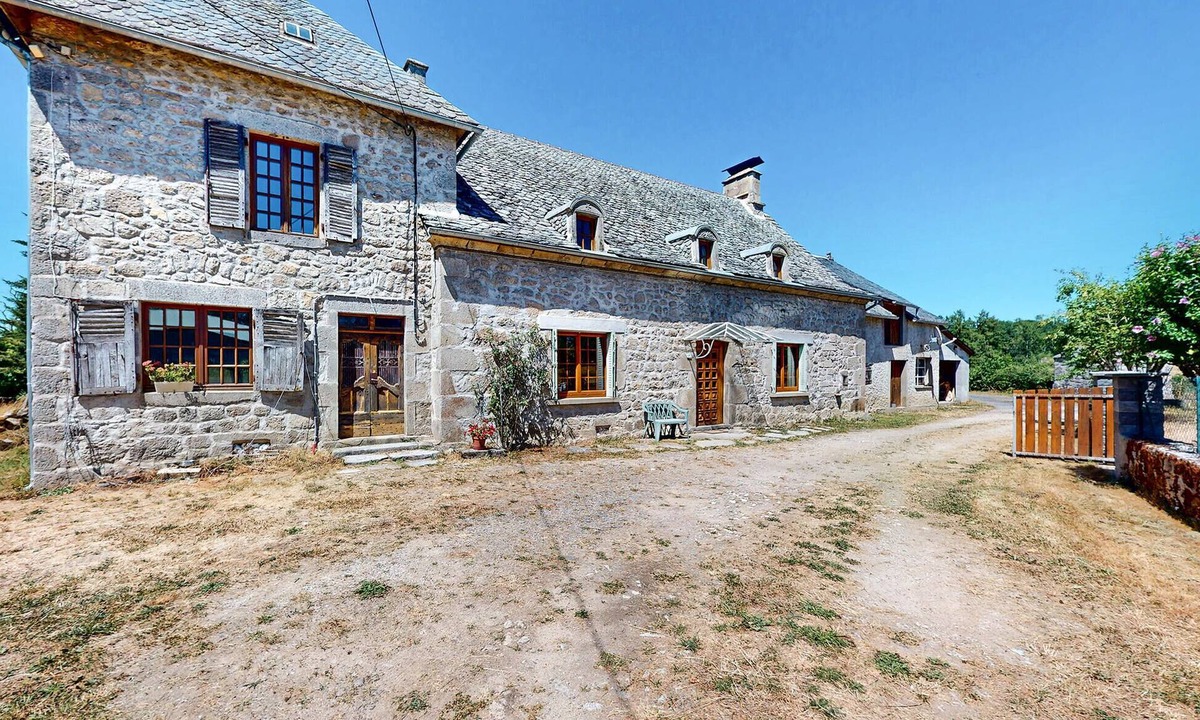 Saint-Julien-pres-Bort House | 2 bedroom awesome home in Sarroux - Saint Julien