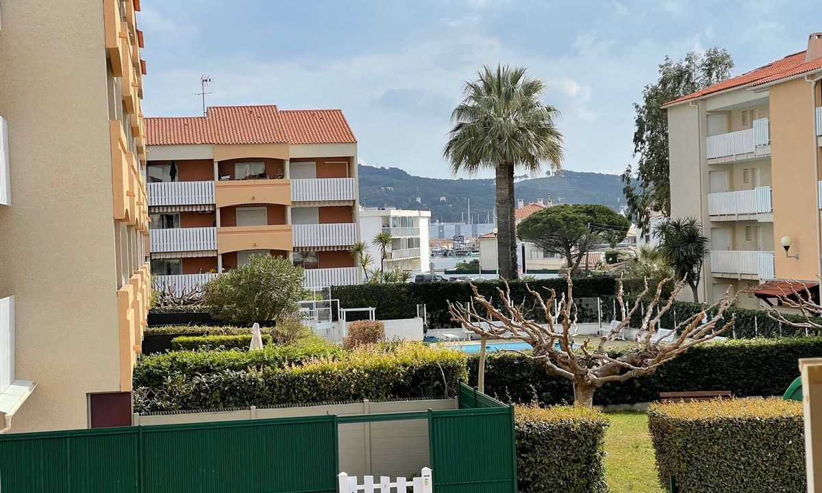 Les Sablettes Apartment | 2 bedrooms in the heart of the seaside resort, sandy beach