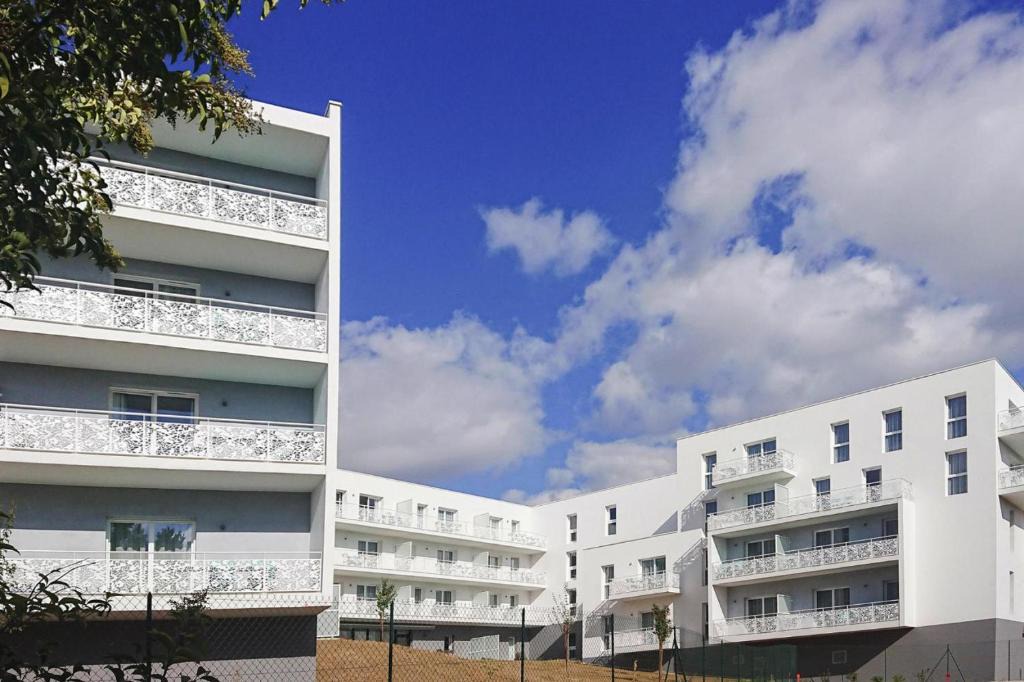 Jonzac Apartment | 2-room flat in the residence Les Coteaux de Jonzac with balcony