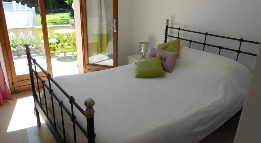 Roquefort-les-Pins Bed & Breakfast | 20 m² Bed and breakfast ∙ 2 guests