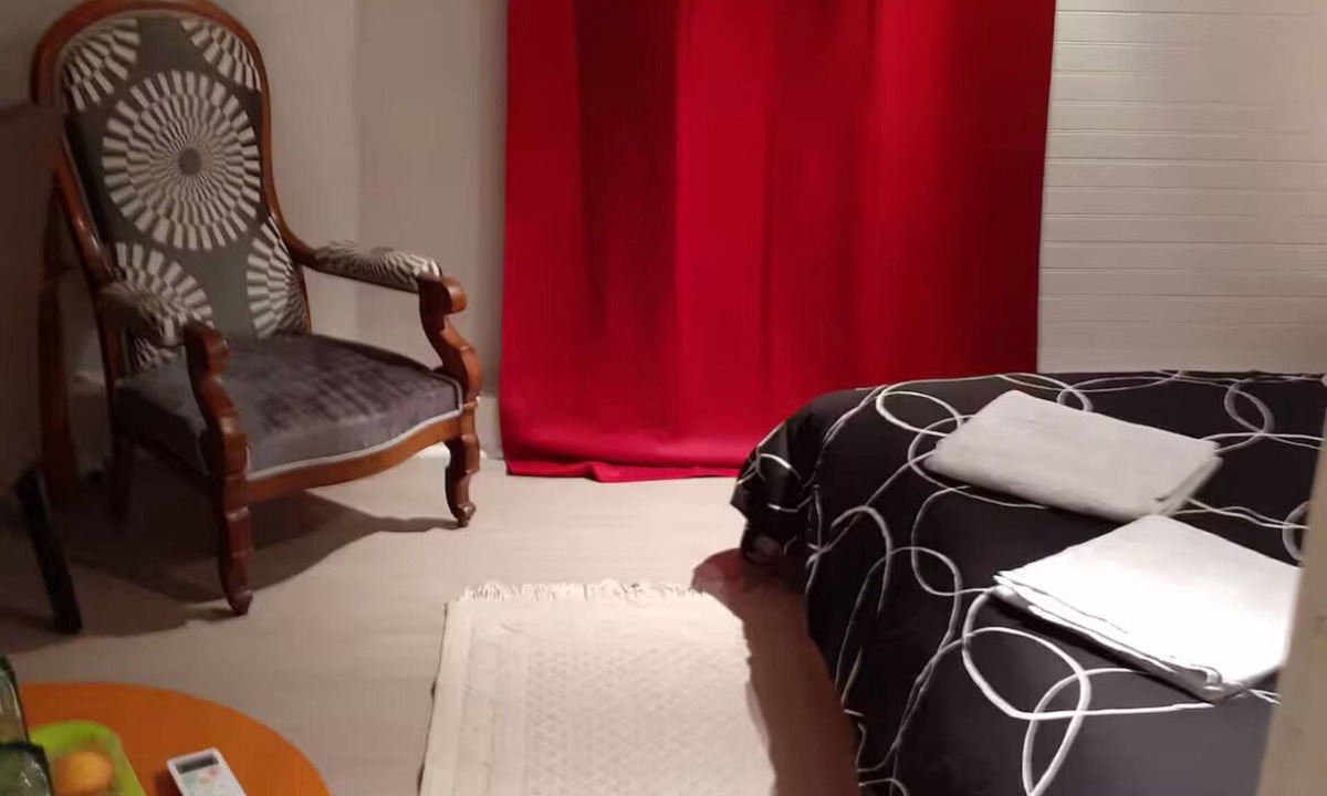 Eysines Bed & Breakfast | 200 meters from the streetcar stop, room with shared bathroom, quiet!