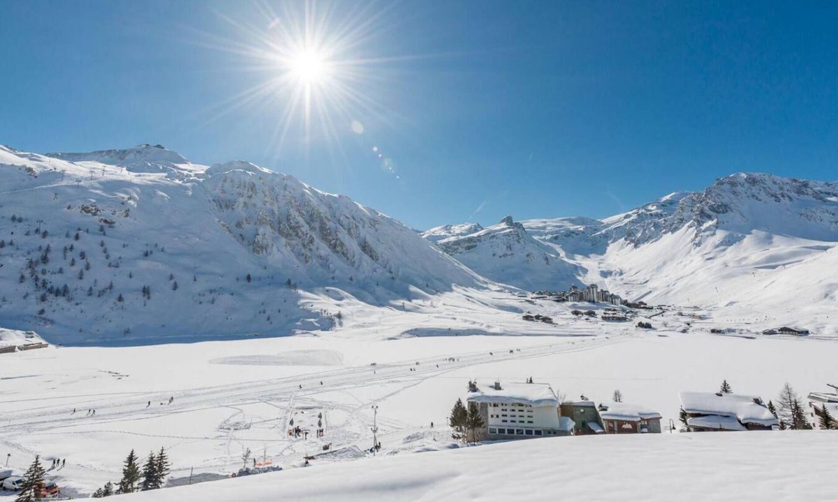 Tignes le Lac Apartment | 20m from resort center, 5th floor, view lake, balcony, tv, ski locker, 64m², Tignes