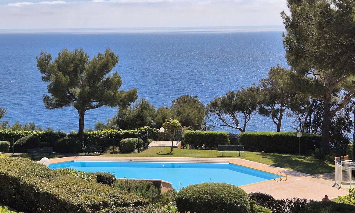 Saint-Mandrier-sur-Mer Apartment | 3 bedrooms, WiFi, swimming pools, tennis court