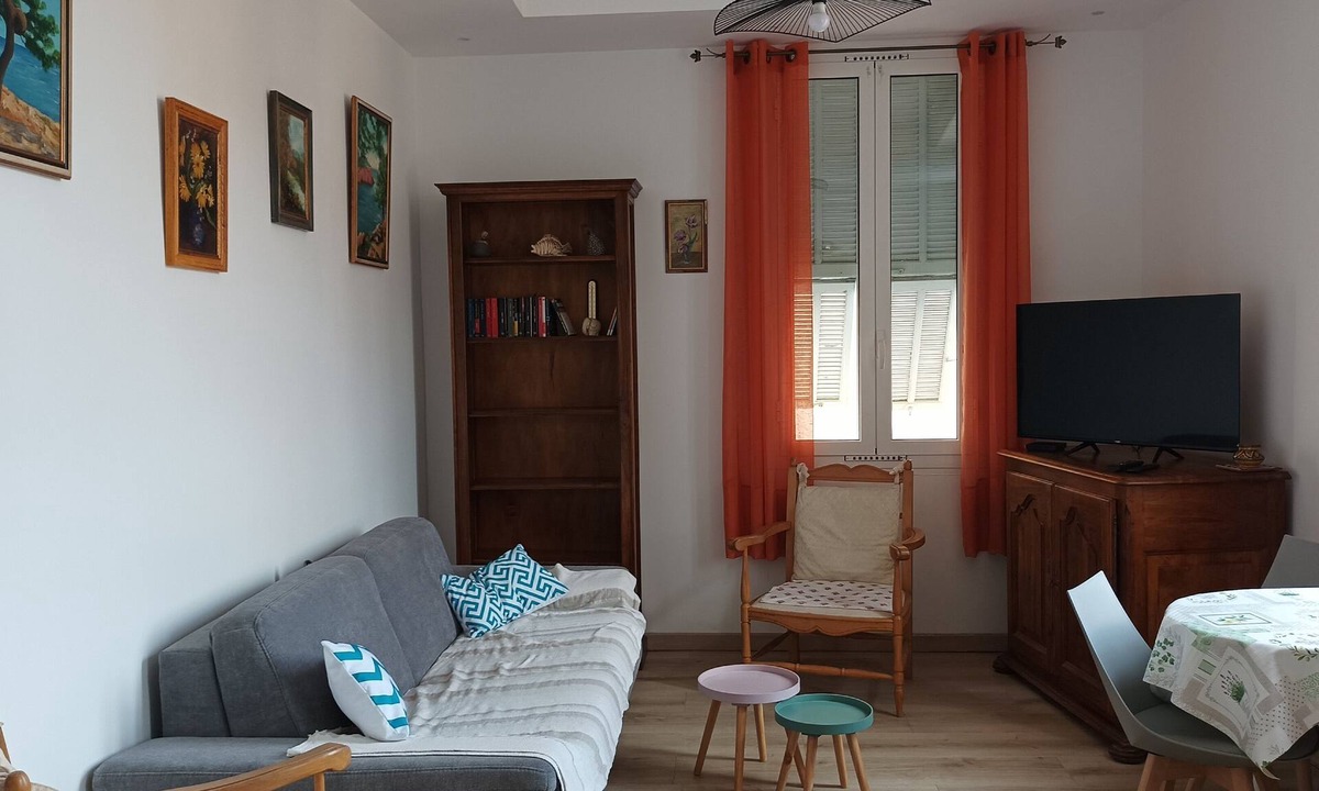 Menton Apartment | 3min walk BEACHES, PARKING Town Hall, Pedestrian street Quiet 42 m2 CLIM 3p max
