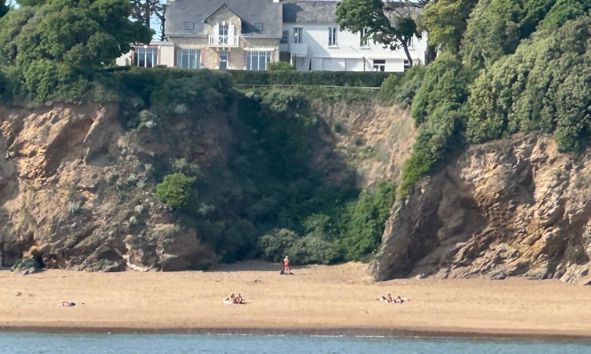 Saint-Marc-sur-Mer Villa | 400m2 sea-facing villa overlooking the beach with heated pool, near La Baule