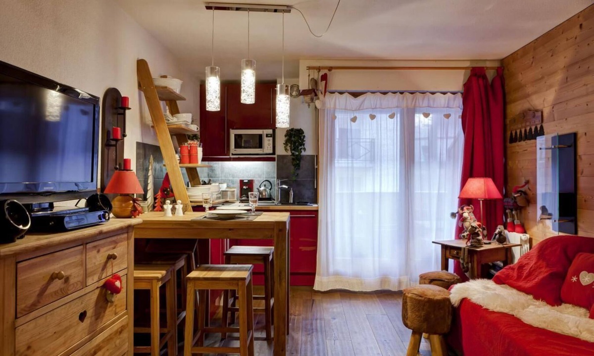 Brides-les-Bains Apartment | 50m from resort center, 2nd floor, view street, balcony, 26m², Brides Les Bains