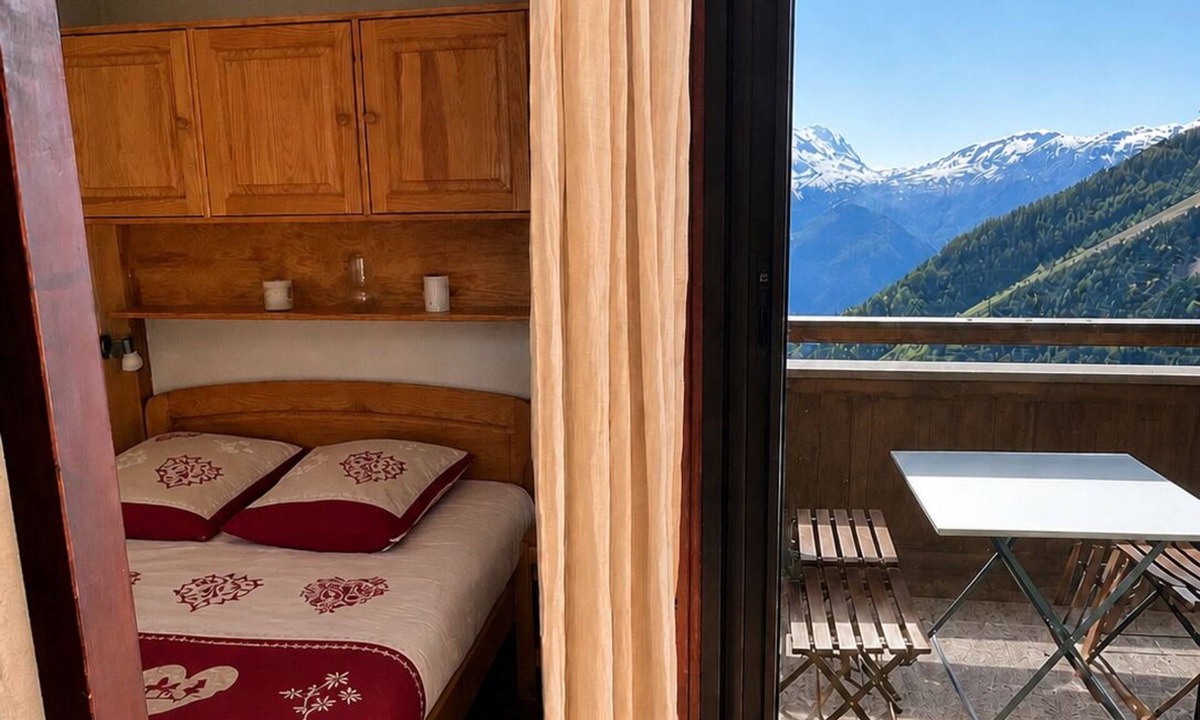 Eclose-Ouest Apartment | 6-person apartment - close to the slopes - balcony - private covered parking
