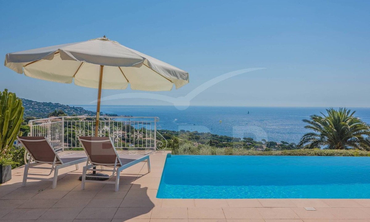 Plage de la Garonnette House | 8-person villa with panoramic view close to the beach