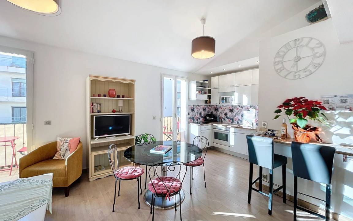 Prado - Republique Apartment | 80 m² Apartment ∙ 3 bedrooms ∙ 7 guests