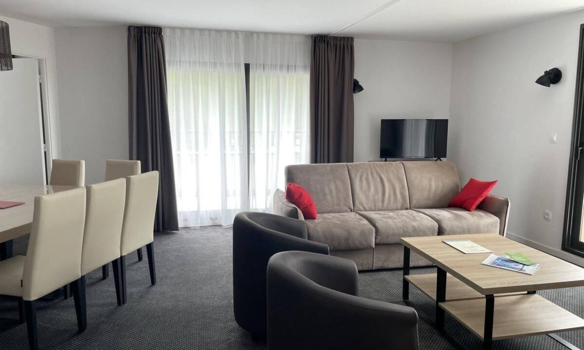Eaux-Bonnes Apartment | 80m from resort center, 5th floor, view mountain, swimming pool, balcony, tv, ski locker, 89m²