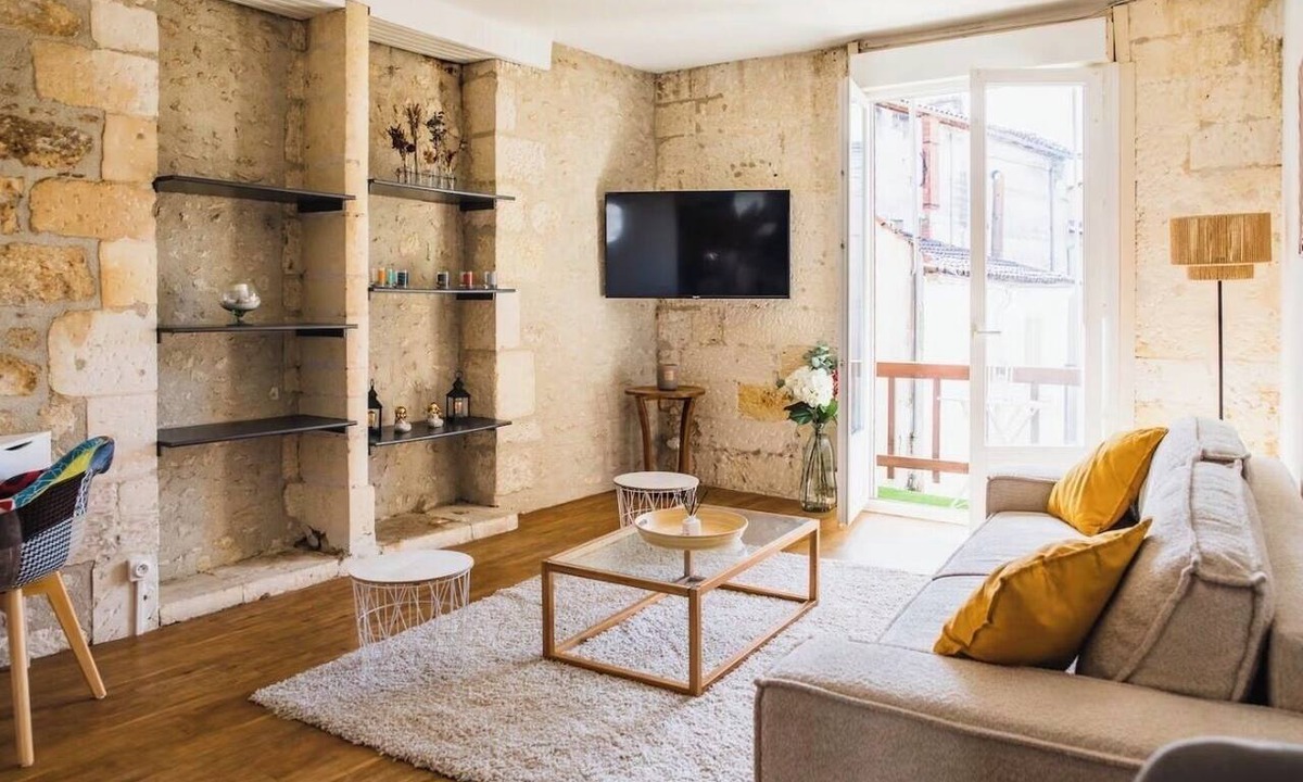 Cognac Apartment | A Stunning Apartment in Old Cognac, Close to All Amenities.