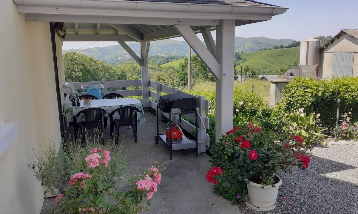 Arette Apartment | A vacation rental at the foot of the mountain, close to all amenities.