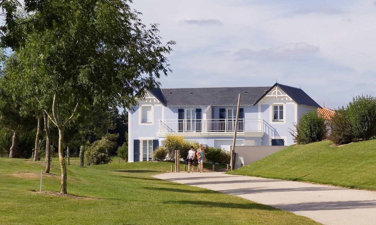 Coex House | Abordable! Maison rustique et cosy avec terrasse | Golf!