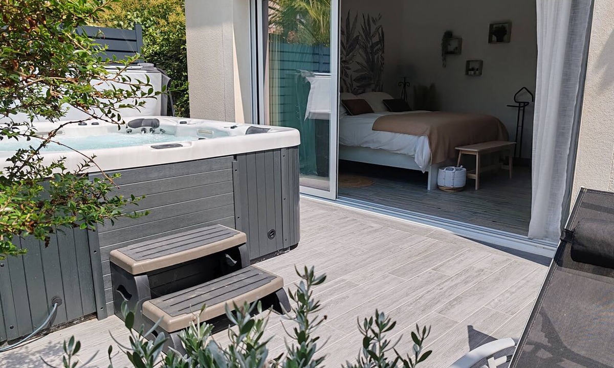 Saint-Sauveur-d'Aunis Cottage | Air-Conditioned "Nature & Serenity" Cottage with a Private 6-Person Jacuzzi