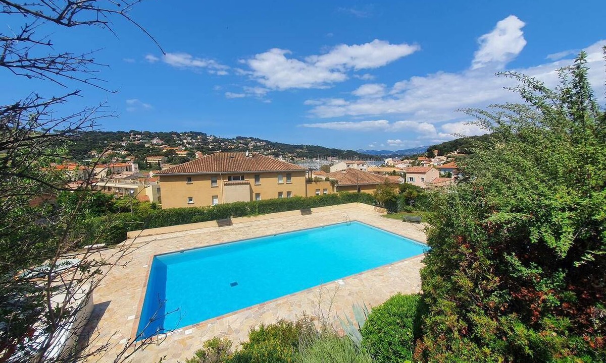 Saint-Mandrier-sur-Mer Apartment | Air-conditioned apartment with terrace, private parking, residence with swimming pool