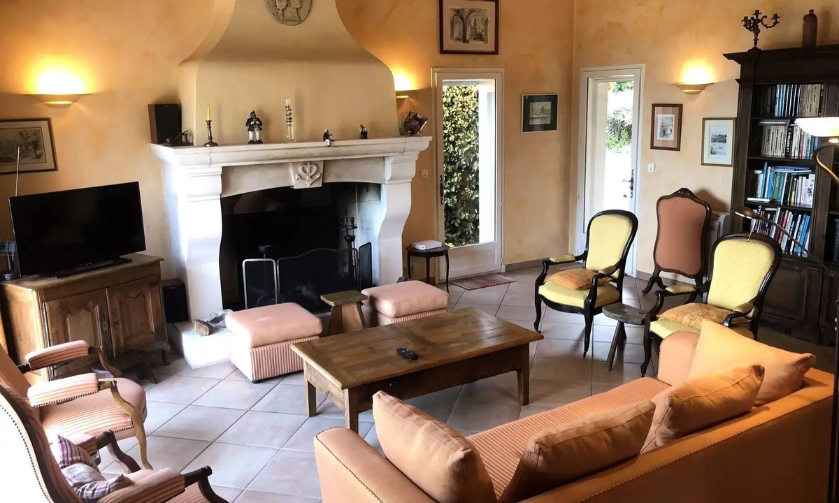 Ollioules Villa | Air-Conditioned Villa with Pool: 5 Rooms, Sleeps 8 - Comfort