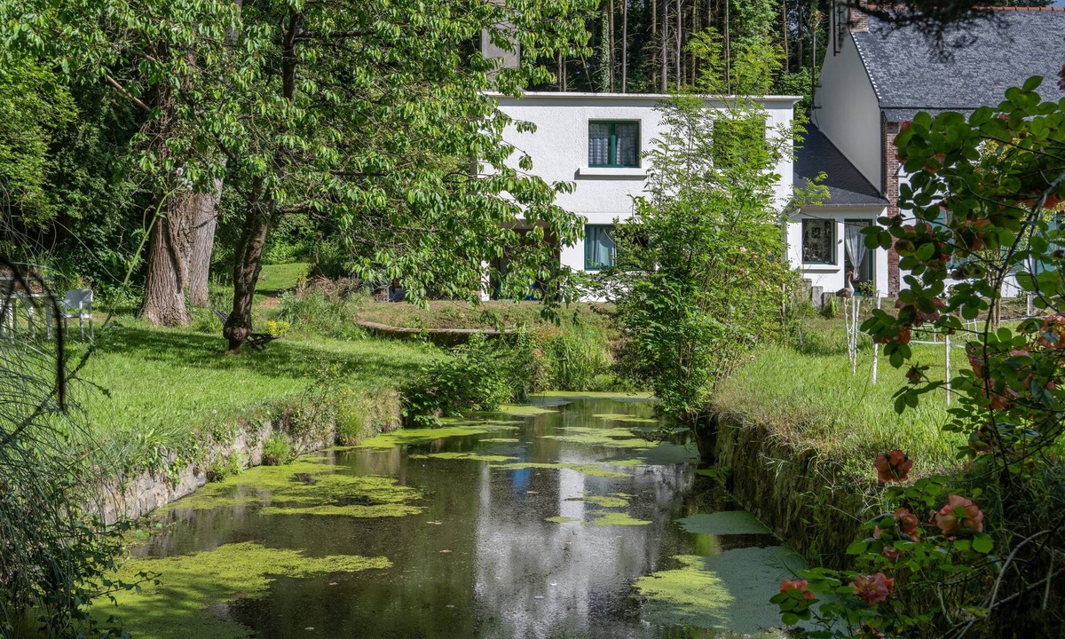 Plelo House | Annexe du Petit Echo de la mode – Nature Gîte with Private Garden, Billiards, Wi-Fi, Wood Stove