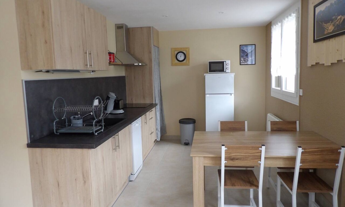 Saint-Martin-sur-la-Chambre Apartment | Apartment '4 Personnes' with Mountain View, Shared Garden and Wi-Fi