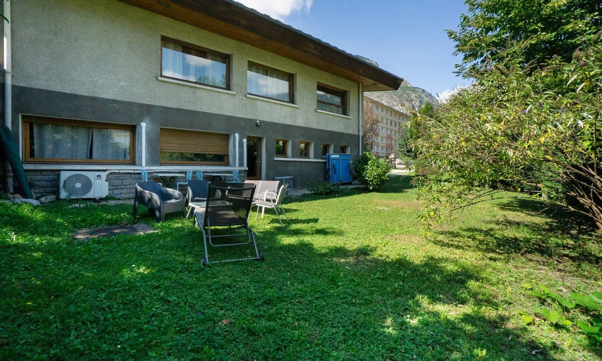Saint-Jean-de-Maurienne Apartment | Apartment 'Chez Anna' with Mountain View, Wi-Fi and Air Conditioning