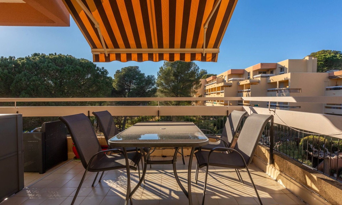 Boulouris-sur-Mer Apartment | Apartment 'Boulouris' with Private Terrace, Wi-Fi and Air Conditioning