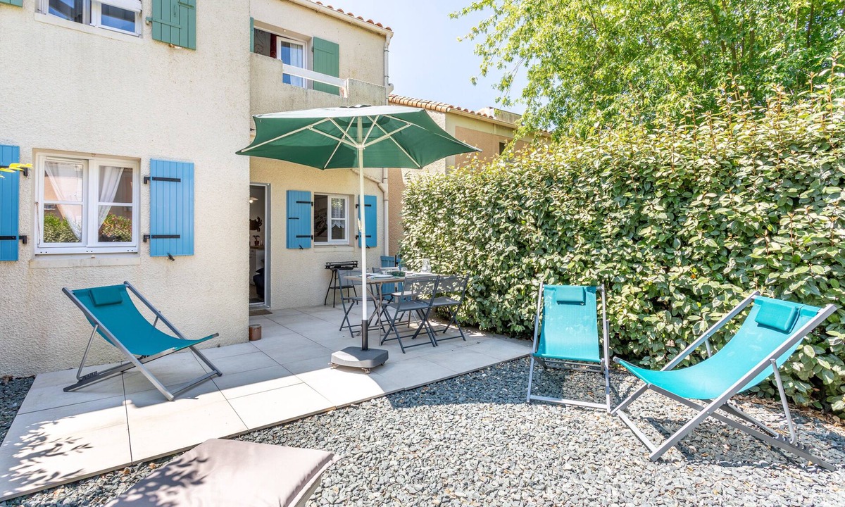 La Remigeasse Apartment | Apartment "La Belle Petite Maison" with Shared Terrace, Private Garden and Wi-Fi