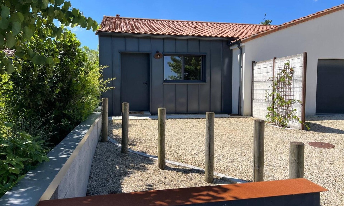 Montfaucon-Montigne Apartment | Apartment 'Les Iris - Cozy House', near Puy du Fou, Clisson and Nantes Vineyards