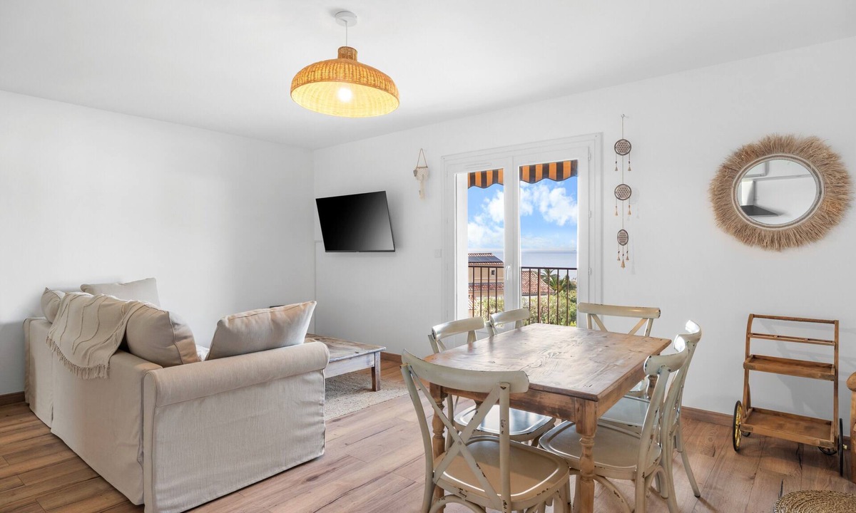 Le Pradet Apartment | Apartment 'Magnificent 6 Guests' with Balcony, Wi-Fi, and Air Conditioning