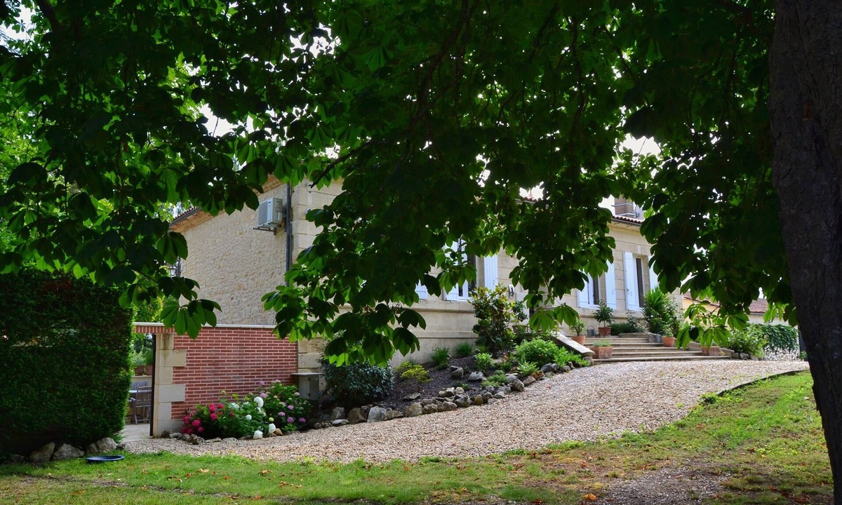 Gaillan-en-Medoc Apartment | Apartment mit Sonnenterrasse Zwischen Atlantik und Wein