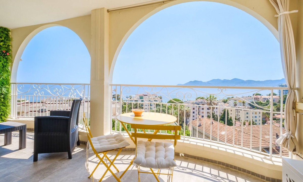 Cannes La Bocca Apartment | Apartment "Palais Isabelle" with Sea View and Terrace, Steps from the Beaches of Cannes