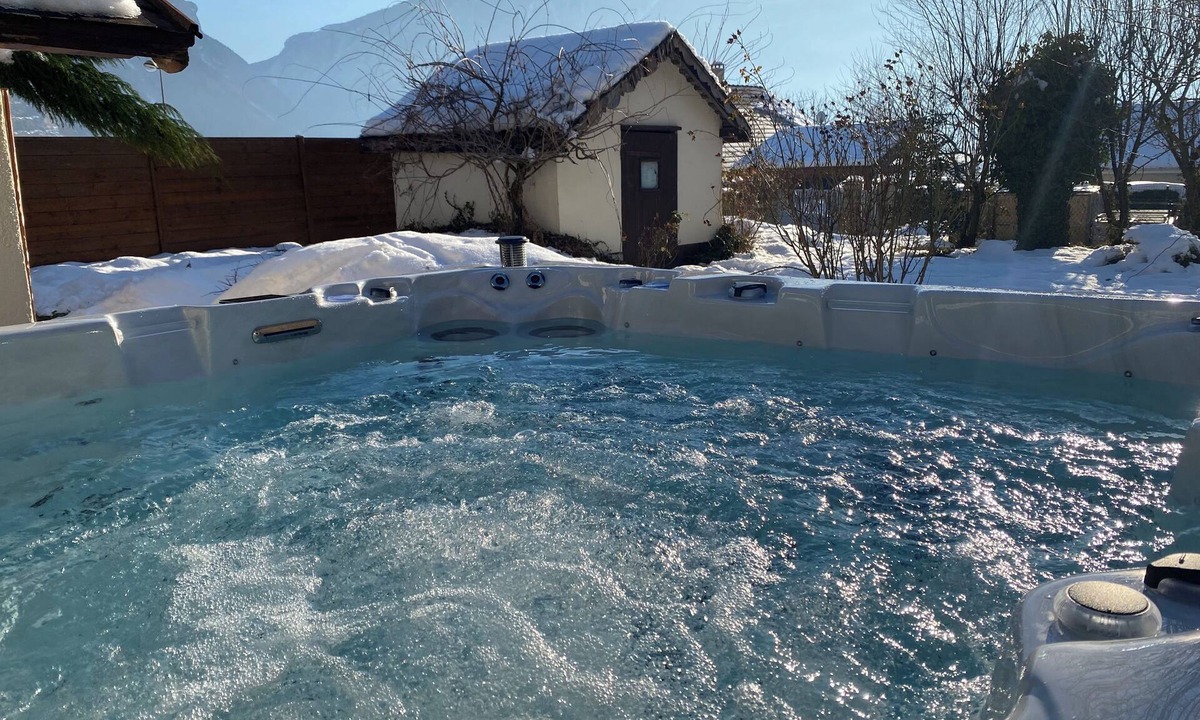 Saint-Avre Apartment | Apartment with Private Spa in Maurienne