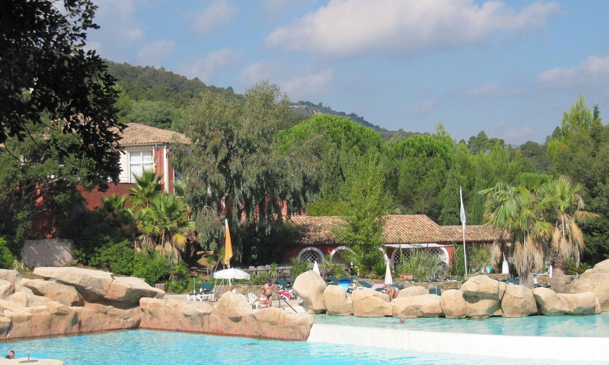 Grimaud Apartment | APP 3 rooms, private residence 25hect, 4 pers, private garden, sea view,