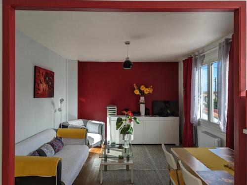 Barbezieux-Saint-Hilaire Apartment | Appartement avec terrasse privée - 6 pers. - FR-1-653-293