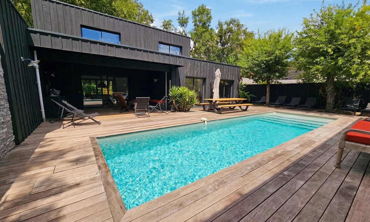 Andernos-les-Bains Villa | Architect-designed villa with 6 bedrooms, sleeps 12, located between a pine forest and the Arcachon Basin