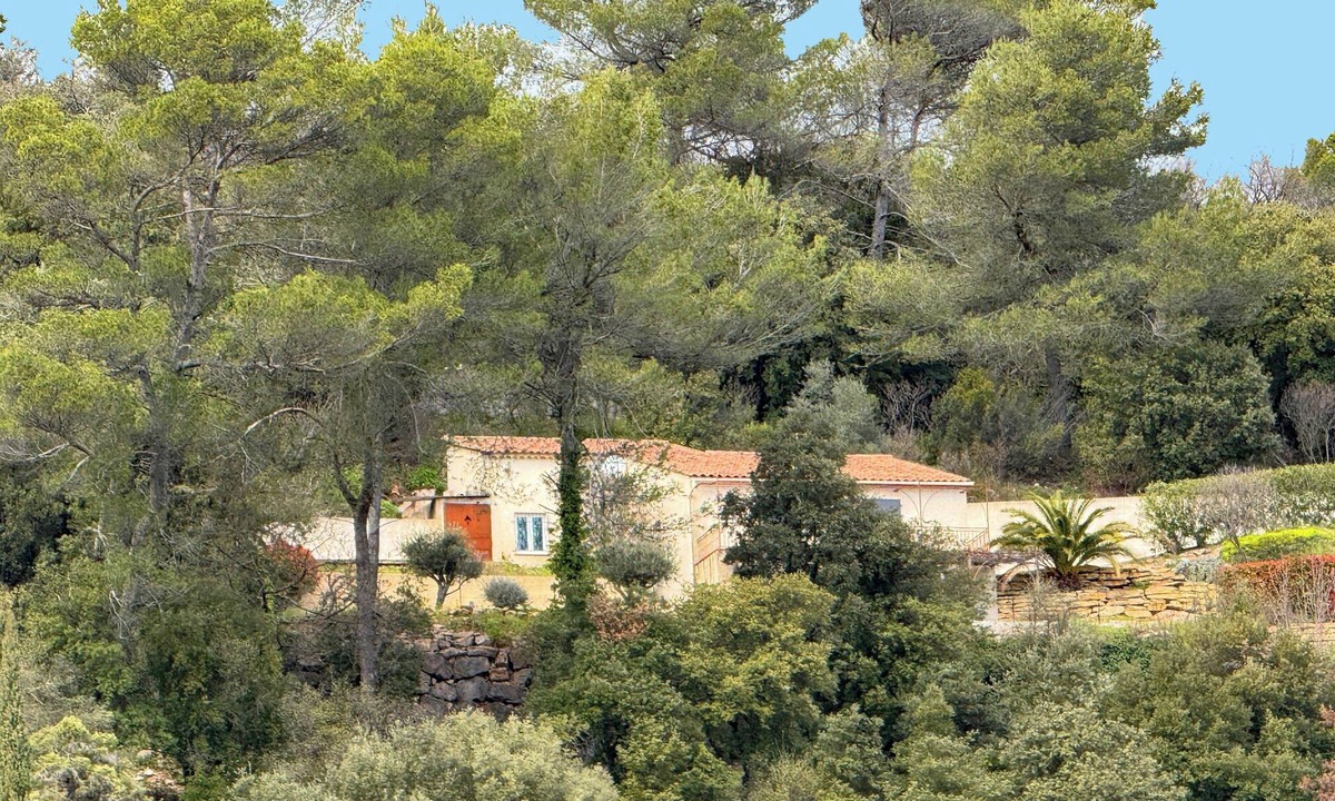 Meounes-les-Montrieux House | Artist's house in a private estate.