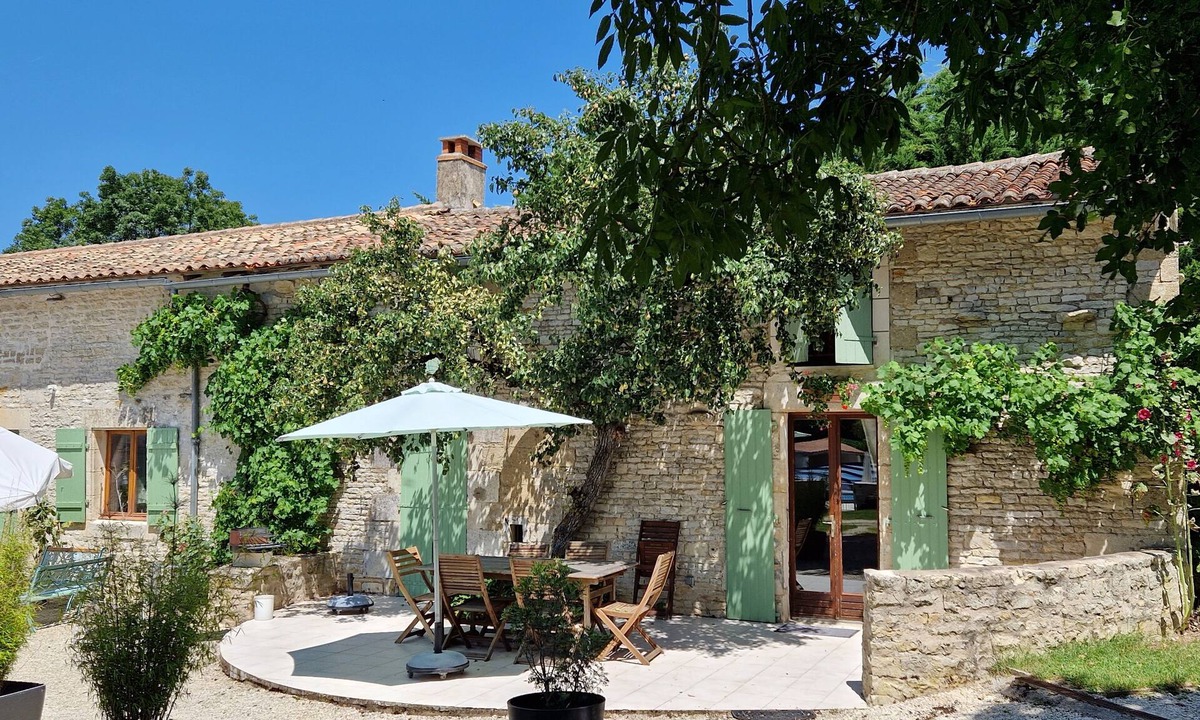 Saint-Pierre-d'Amilly Cottage | at domaine de pegon, in 6 restored gite with pool & reception room