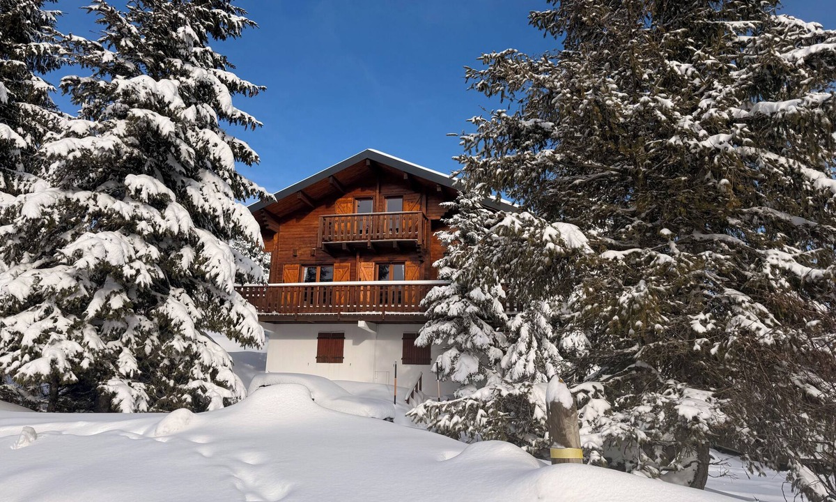 Arette Ski Chalet | At the base of a chalet at the foot of the slopes in the Pierre Saint Martin ski resort.