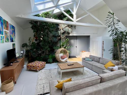 La Fayette-Eble House | Atelier Audusson - Espace atypique aux jardins intérieurs