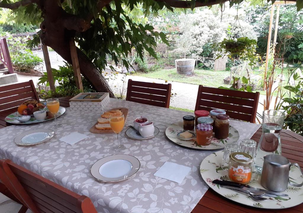 Salies-de-Bearn Bed & Breakfast | Au Bosquet, chambre et salle de bains avec petit déjeuner à 600 m du centre dans un cadre calme et verdoyant