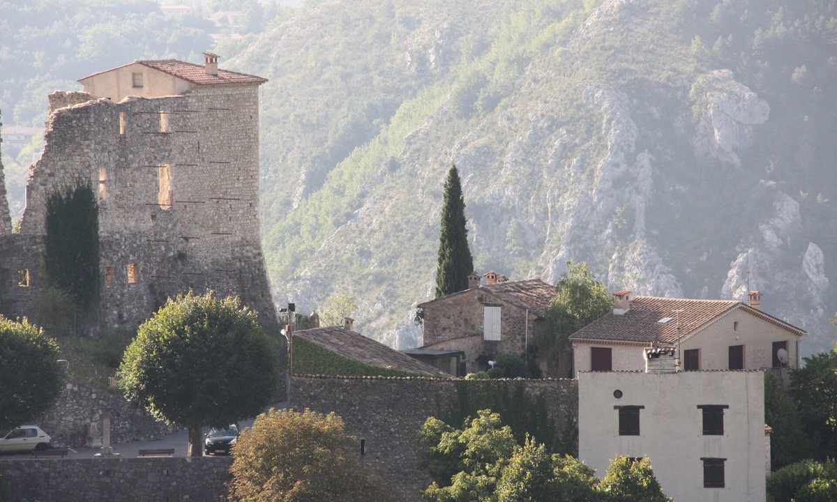 Greolieres Apartment | Au Pied du Château. Studio in the heart of the medieval village of Gréolières.