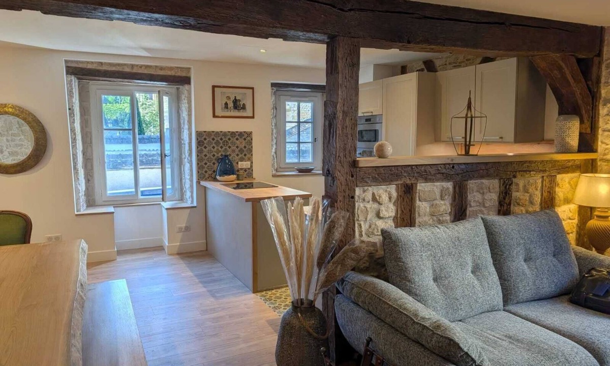 Bourges Apartment | Aux 3 Maillets 1. Beautiful apartment in a 16th-century house.