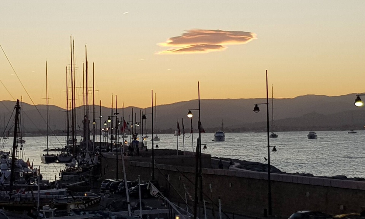 Old Town Apartment | Beautiful 2 room apartment with beams overlooking St Tropez old port, parking.