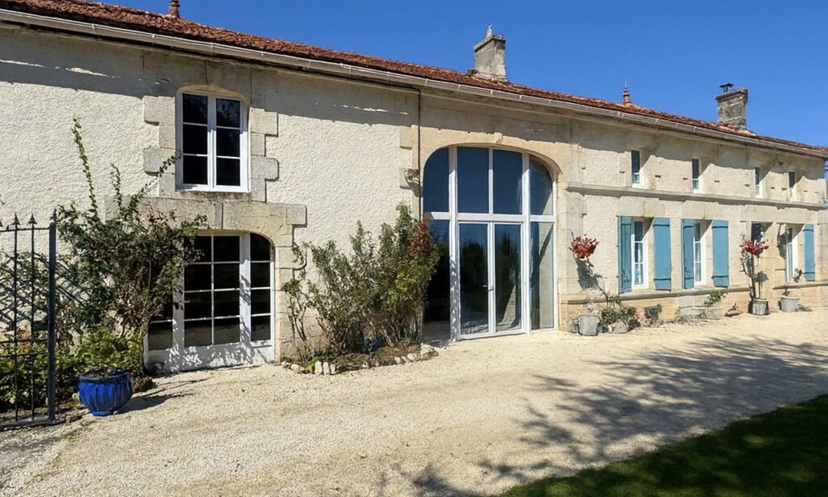 Merignac House | BEAUTIFUL 4 BED FAMILY GITE WITH POOL-CHARENTE MARITIME. SLEEPS 10
