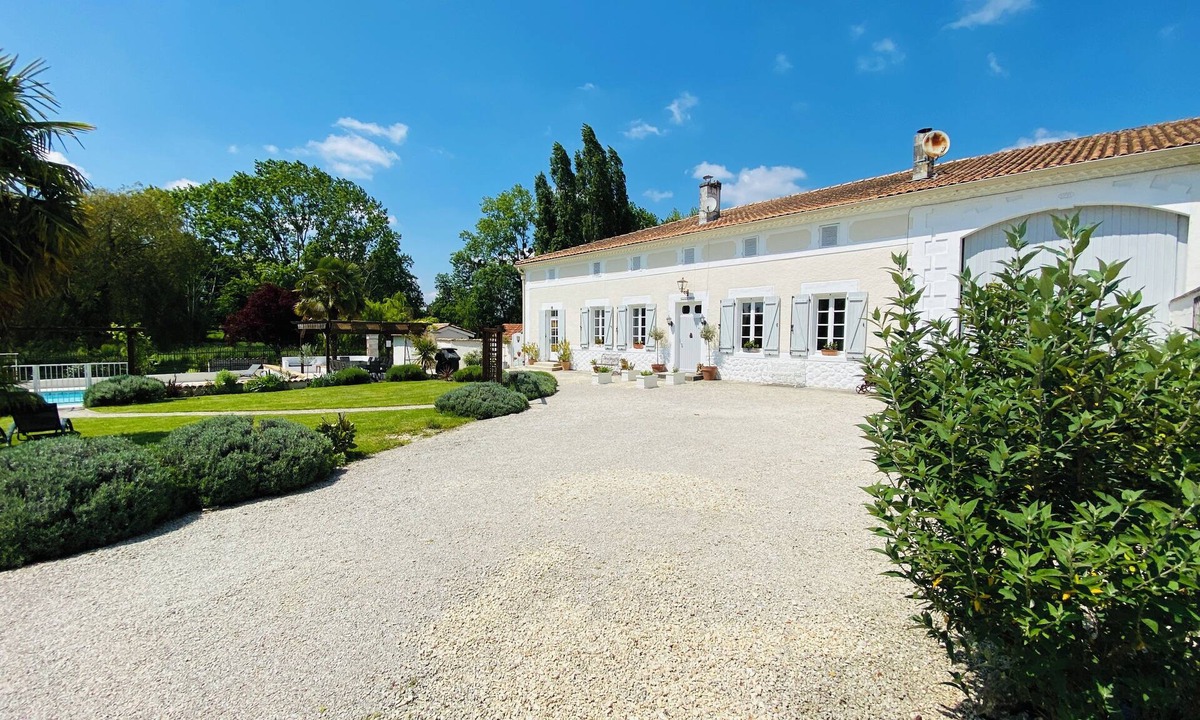 Mortiers House | Beautiful 8 bedroom Charentaise farmhouse in peaceful rural location